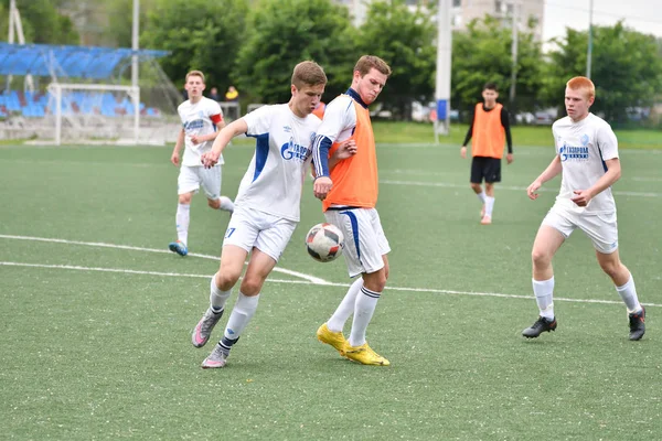 Orenburg, Rusia, 6 de junio de 2017 año: Los niños juegan fútbol —  Fotos de Stock