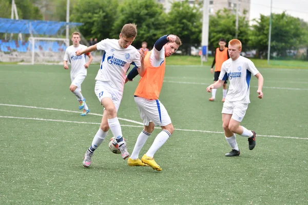 Orenburg, Rusia, 6 de junio de 2017 año: Los niños juegan fútbol —  Fotos de Stock