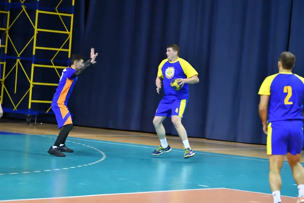 Orenburg, russland - 11-13 februar 2018 jahr: boys play in handball — Stockfoto