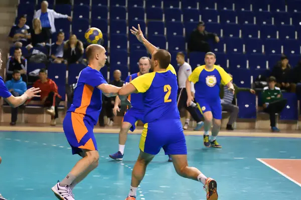 Orenburg, Rusia - 11-13 februarie 2018 an: băieții joacă în handbal — Fotografie, imagine de stoc