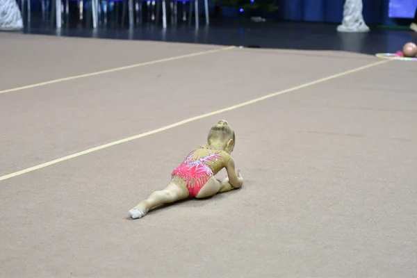 Orenburg, Russia - November 25, 2017 year: girls compete in rhythmic gymnastics — Stock Photo, Image