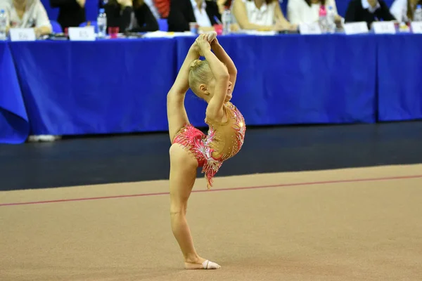 Orenburg, Russia - 25 novembre 2017 anno: le ragazze gareggiano nella ginnastica ritmica — Foto Stock