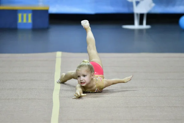 Orenburg, russland - 25. november 2017 jahr: mädchen wetteifern im rhythmischen turnen — Stockfoto