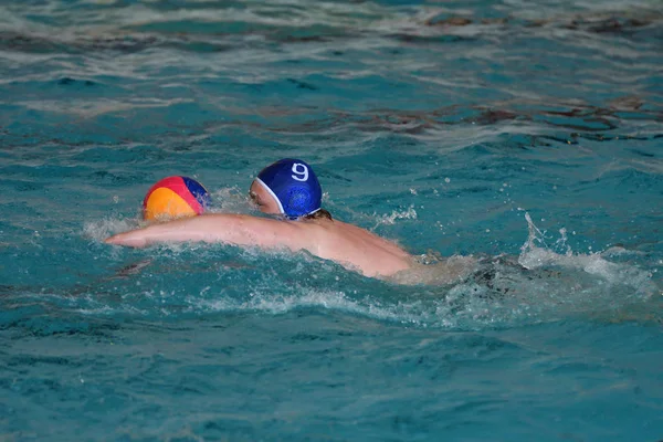 Orenburg, Russie - 4 mai 2017 ans : les garçons jouent au water-polo — Photo