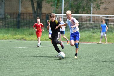 Orenburg, Rusya Federasyonu - 28 Haziran 2017 yıl: çocuklar futbol oynamak