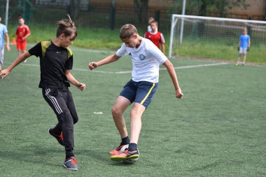 Orenburg, Rusya Federasyonu - 28 Haziran 2017 yıl: çocuklar futbol oynamak