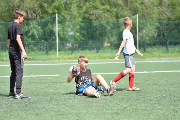 Orenburg, Rusia - 28 de junio de 2017 año: los niños juegan al fútbol —  Fotos de Stock