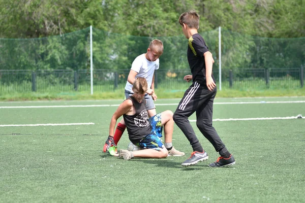 奥伦堡, 俄罗斯-2017年6月28日年: 男孩踢足球 — 图库照片