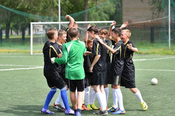 Orenburg, Rússia - 28 de junho de 2017 ano: os meninos jogam futebol — Fotografia de Stock