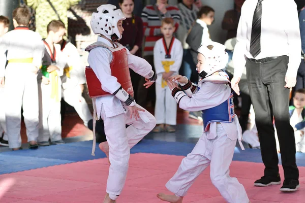 Orenburg, Russia - January 27, 2018 years: the kids compete in Taekwondo — Stock Photo, Image