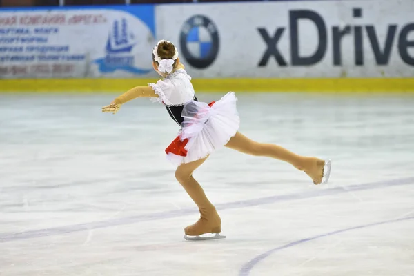 Orenburg, Russia - March 25, 2017 year: Girls compete in figure skating — Stock Photo, Image