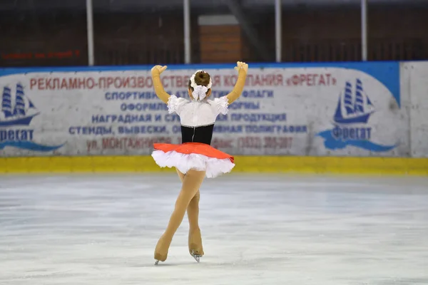 Orenburg, russland - 25. März 2017 Jahr: Mädchen messen sich im Eiskunstlauf — Stockfoto