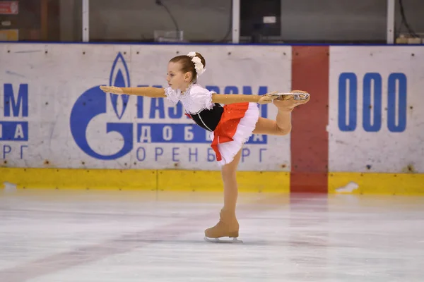 Orenburg, Rusya Federasyonu - 25 Şubat 2017 yıl: kız rekabet Artistik Patinaj — Stok fotoğraf