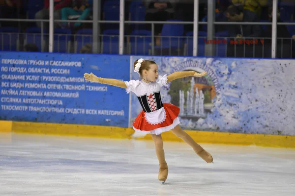 Orenburg, Federacja Rosyjska - 25 marca 2017 roku: dziewczyny konkurować w Łyżwiarstwie Figurowym — Zdjęcie stockowe