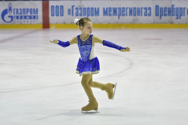 Orenburg, Oroszország - 2017. március 25. év: lányok versenyeznek műkorcsolya — Stock Fotó