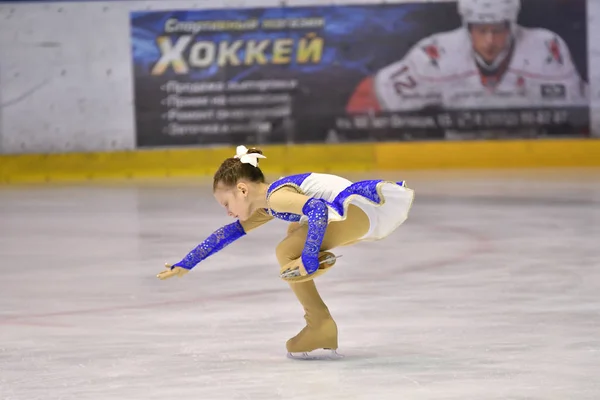Orenburg, Rusia - 25 de marzo de 2017 año: Las niñas compiten en patinaje artístico —  Fotos de Stock