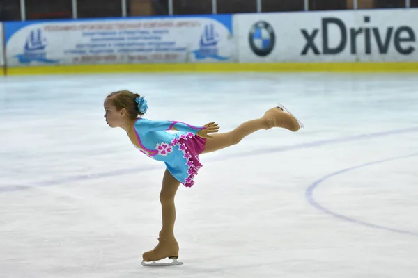 Orenburg, Rusland - 25 maart, 2017 jaar: meisjes concurreren in kunstschaatsen — Stockfoto