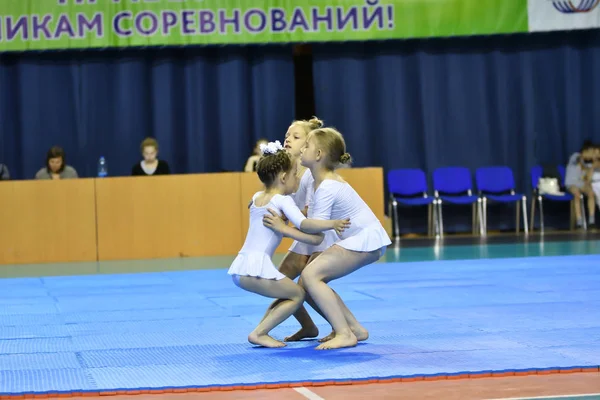 奥伦堡, 俄国, 26-27 2017年5月年: 女孩竞争在体育杂技 — 图库照片