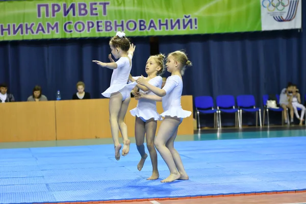 Orenburg, Russia, 26-27 maggio 2017 anni: le ragazze gareggiano nelle acrobazie sportive — Foto Stock