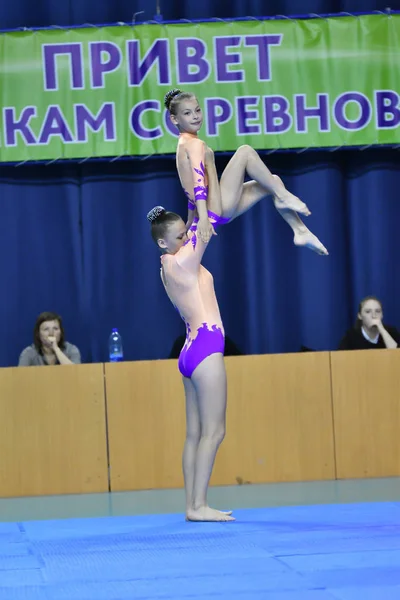 Orenburg, Rusia, 26-27 de mayo de 2017 años: chica compite en acrobacias deportivas — Foto de Stock