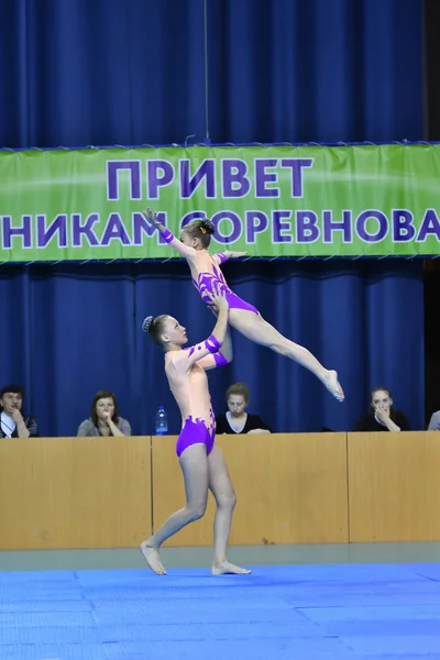 Orenburg, Russia, 26-27 maggio 2017 anni: le ragazze gareggiano nelle acrobazie sportive — Foto Stock