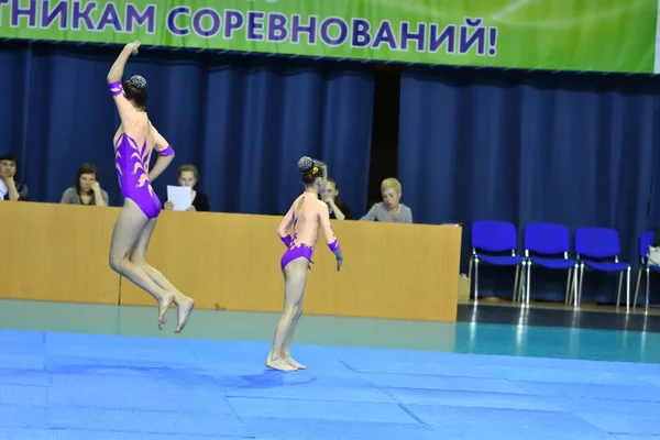 Orenburg, Russia, 26-27 maggio 2017 anni: le ragazze gareggiano nelle acrobazie sportive — Foto Stock