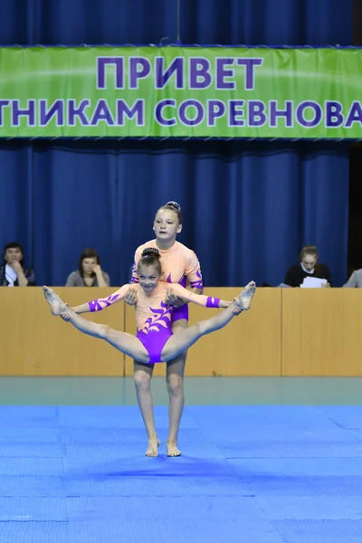 Orenburg, Rusia, 26-27 de mayo de 2017 años: chica compite en acrobacias deportivas — Foto de Stock