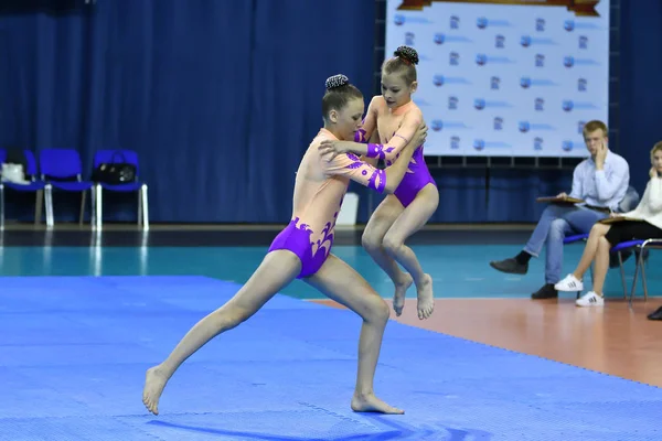 Orenburg, Rússia, 26-27 Maio 2017 anos: menina competir em acrobacias esportivas — Fotografia de Stock