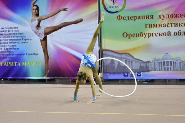 Orenburg, Rússia - 25 de novembro de 2017 ano: menina realiza exercícios com aro de ginástica em ginástica rítmica — Fotografia de Stock