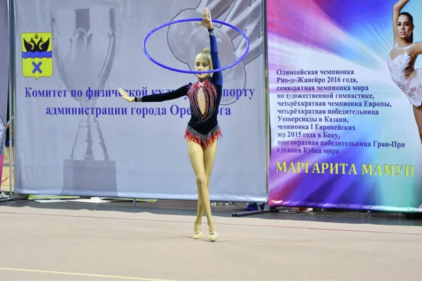 Orenburg, Rusia - 25 de noviembre de 2017 año: chica realiza ejercicios con aro gimnástico en gimnasia rítmica —  Fotos de Stock