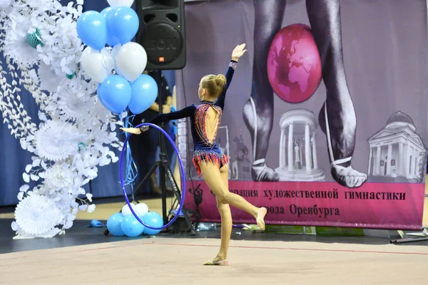 Orenburg, Rússia - 25 de novembro de 2017 ano: menina realiza exercícios com aro de ginástica em ginástica rítmica — Fotografia de Stock