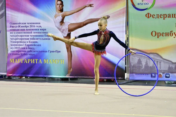 Orenburg, Rússia - 25 de novembro de 2017 ano: menina realiza exercícios com aro de ginástica em ginástica rítmica — Fotografia de Stock