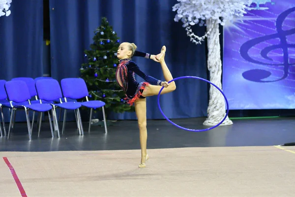 オレンブルク, ロシア連邦 - 2017 年 11 月 25 日年: 女の子が新体操の体操フープで演習を行います — ストック写真