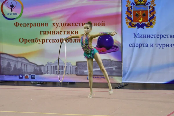 Orenburg, Oroszország - 2017. November 25. év: lány hajt végre gimnasztikai hoop gyakorlatok ritmikus gimnasztika — Stock Fotó