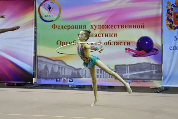 Όρεμπουργκ, Ρωσία - έτος 25 Νοεμβρίου 2017: κορίτσι αθλήτρια εκτελεί ασκήσεις με γυμναστικές στεφάνι στη ρυθμική γυμναστική — Φωτογραφία Αρχείου