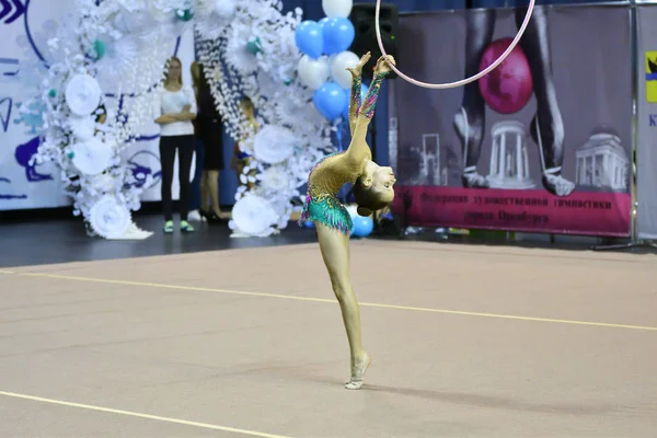 奥伦堡, 俄罗斯-2017年11月25日: 女孩在艺术体操中练习体操圈 — 图库照片