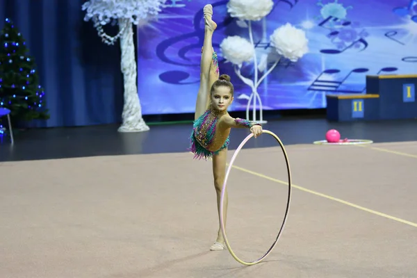 Orenburg, russland - 25. november 2017 jahr: mädchen turnt mit gymnastikreifen in rhythmischer gymnastik — Stockfoto