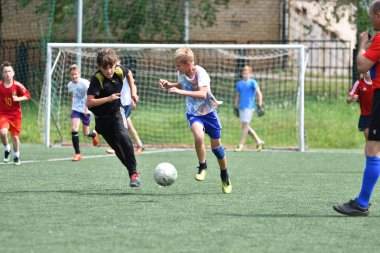 Orenburg, Rusya Federasyonu - 28 Haziran 2017 yıl: çocuklar futbol oynamak