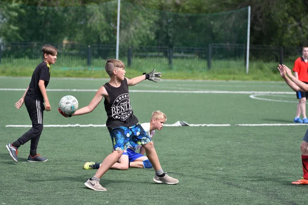 Orenburg, Rússia - 28 de junho de 2017 ano: os meninos jogam futebol — Fotografia de Stock