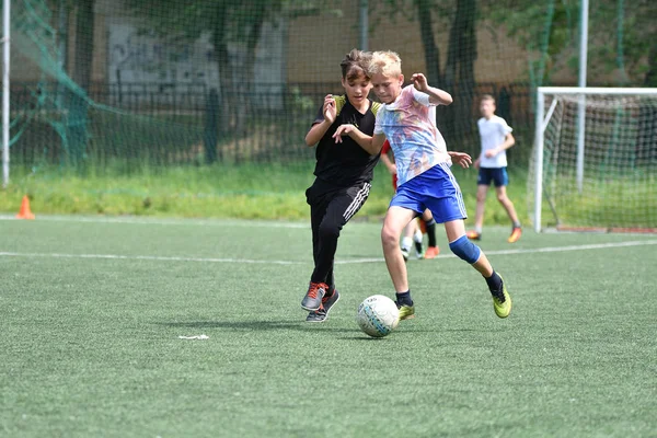 Orenburg, Rusya Federasyonu - 28 Haziran 2017 yıl: çocuklar futbol oynamak — Stok fotoğraf