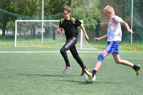 Orenburg, Rusia - 28 de junio de 2017 año: los niños juegan al fútbol — Foto de Stock