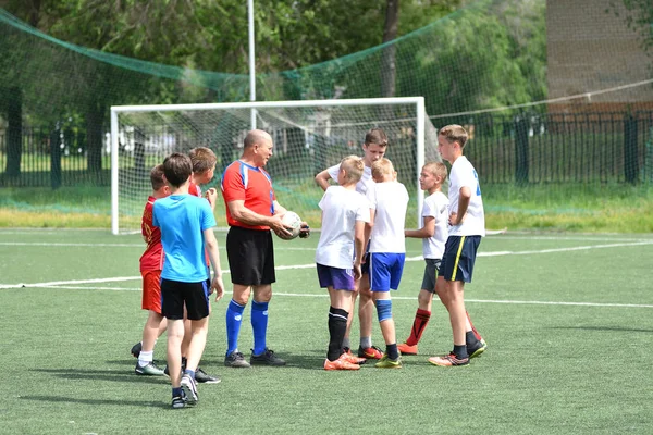 Orenburg, Rusia - 28 de junio de 2017 año: los niños juegan al fútbol — Foto de Stock