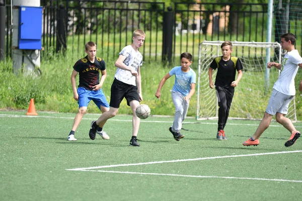Orenburg, Rusia - 28 Juni 2017: anak laki-laki bermain sepak bola — Stok Foto