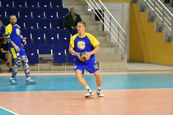 Orenburg, Rússia - 11-13 Fevereiro 2018 ano: meninos jogar no handebol — Fotografia de Stock