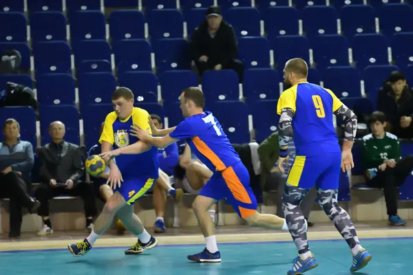 Orenburg, Rússia - 11-13 Fevereiro 2018 ano: meninos jogar no handebol — Fotografia de Stock