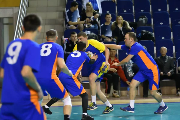 Orenburg, Rusia - 11-13 Febrero 2018 año: niños juegan en balonmano —  Fotos de Stock