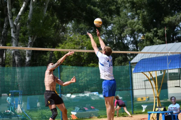 Orenburg, russland, 9-10 juni 2017 jahr: jungs spielen beachvolleyball — Stockfoto