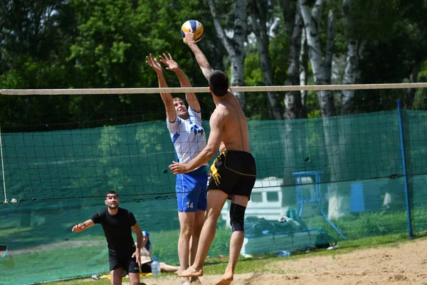 Orenburg, Russia, 9-10 giugno 2017 anno: Ragazzi che giocano a beach volley — Foto Stock