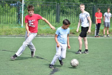 Orenburg, Rusya Federasyonu - 28 Haziran 2017 yıl: çocuklar futbol oynamak