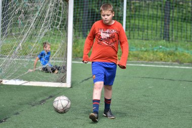 Orenburg, Rusya Federasyonu - 28 Haziran 2017 yıl: çocuklar futbol oynamak